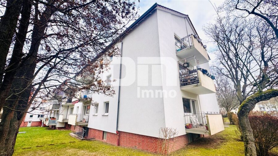(R)eserviert! Etagenwohnung mit Balkon, Kellerraum und Garage - Seitenansicht / Balkon